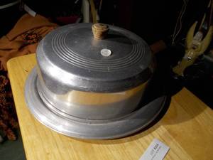 lot 354 image: Vintage Metal Cake Taker