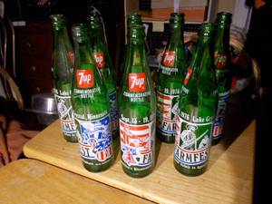 lot 362 image: vintage 7 Up soda bottles, specifically commemorative editions related to the United States Bicentennial in 1976.