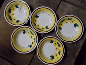 lot 208 image: vintage Vernon Kilns Brown Eyed Susan pattern plates or bowls