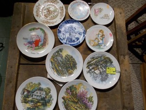lot 209 image: a collection of assorted decorative plates