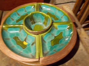 lot 222 image: a vintage mid-century California Pottery Lazy Susan chip and dip serving set