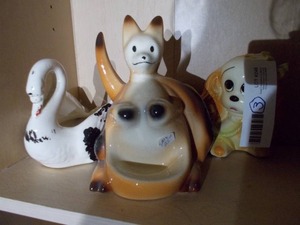 lot 248 image: a vintage 1956 Fine Ent. Inc. ceramic boxing kangaroo dresser caddy