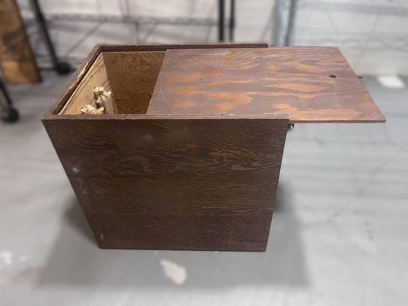 lot 24 image: Wooden Simpson Beer Box w Sliding Lid