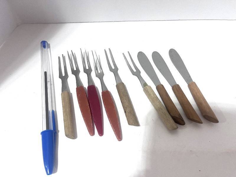 lot 46 image: 9 Piece Vintage Stainless Steele and WoodBakelite Hors doeuvres Forks and Knives