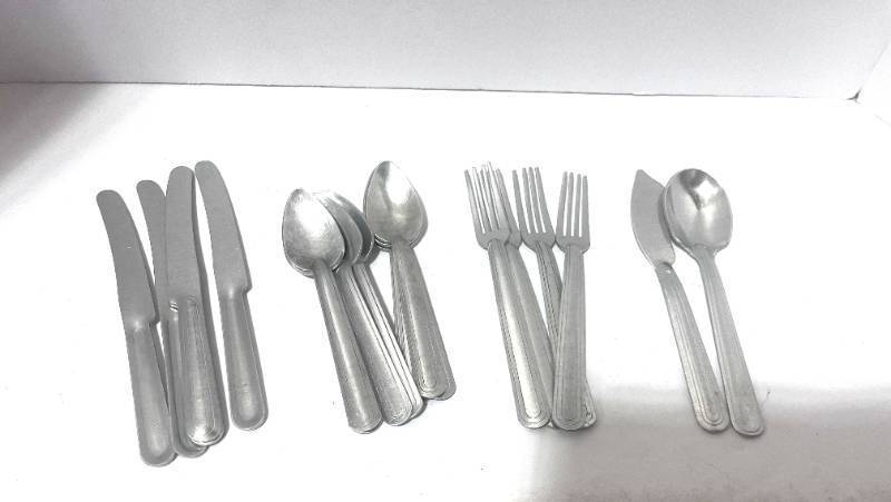 lot 48 image: Vintage Childrens Play Silverware 18pcs