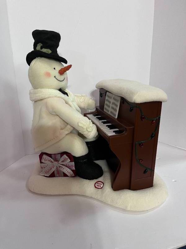lot 31 image: 2005 Hallmark Jingle Pals Piano Playing Snowman Animated