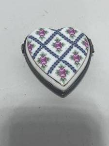 lot 17 image: Porcelain Je taime Heart Trinket Box