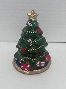 lot 18 image: Beautiful Porcelain Green Christmas Tree Trinket Box