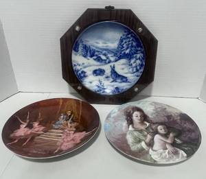 lot 76 image: 1971 First Edition German Christmas Plate and 2 Collector Plates