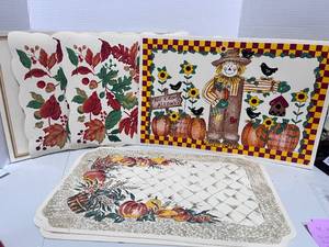 lot 156 image: 7 Vintage Holiday Place Mats