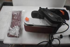 lot 1 image: WEN HB424V 10-Amp 4-by-24-Inch Variable Speed Combination Handheld and Benchtop Belt Sander