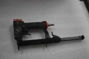 lot 2 image: WEN 61706 20-Gauge 38-Inch Crown Air-Powered Pneumatic T50 Stapler for Upholstery and Woodworking