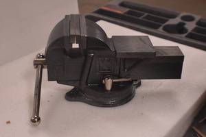 lot 18 image: WEN BV455 5-Inch Heavy Duty Cast Iron Bench Vise with Swivel Base