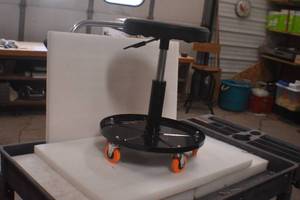 lot 37 image: WEN 73012T 300-Pound Capacity Pneumatic Rolling Mechanic Stool