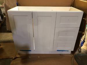 lot 28 image: Glacier Bay Bannister 43 in. Single Sink Pearl Gray Bath Vanity with Granite-Look Colorpoint White Cultured Marble Top (Assembled) Damaged Customer Returns See Pictures