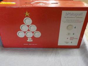 lot 4 image: Phaltzgraff The Winterberry Collect...