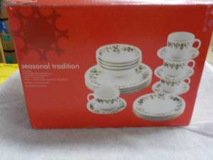 lot 5 image: Seasonal Tradition 40 pc Dish Set...