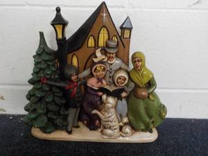 lot 7 image: Vintage Ceramic Holiay Scene 13 x 1...