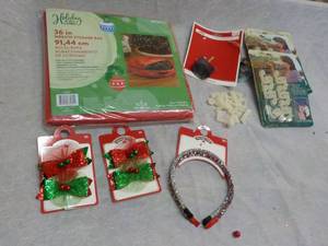 lot 11 image: Holiday 36 Storage Wreath Bag and ...