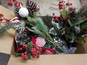 lot 12 image: Box of Holiday Dcor...