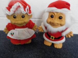 lot 13 image: Holiday 9 Trolls...