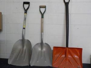 lot 28 image: 3 Shovels...