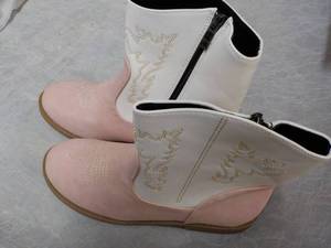 lot 135 image: Boots size 3.5...
