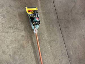 lot 24 image: Rubbermaid Maximizer Mop Kit