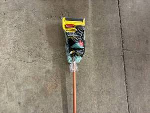 lot 25 image: Rubbermaid Maximizer Mop Kit