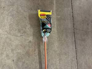 lot 26 image: Rubbermaid Maximizer Mop Kit