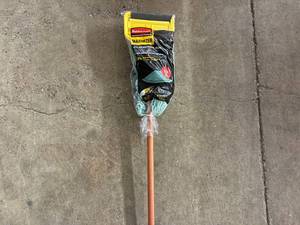lot 27 image: Rubbermaid Maximizer Mop Kit