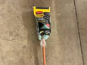 lot 28 image: Rubbermaid Maximizer Mop Kit