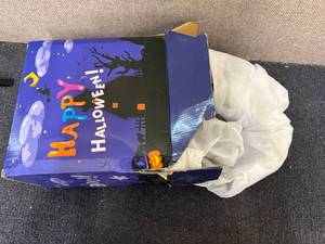 lot 01 image: Inflabable Ghost Halloween Decoration