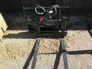lot 22 image: Side shift hydraulic fork attachmen...