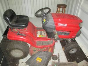 lot 39 image: Craftsman riding lawn mower runs bu...