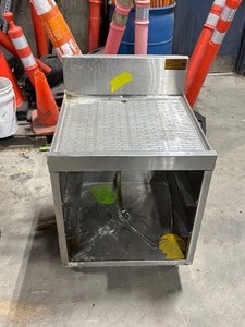 lot 14 image: Krowne Under Bar Drainboard Glass Storage