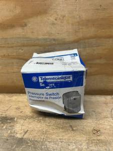 lot 165 image: Telemecanique Sensors Pressure Switch