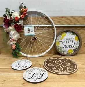 lot 237 image: Home decor (lot of 13)