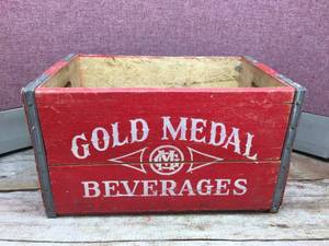 lot 105 image: Vintage Gold Medal Beverages Wooden Crate - Nice