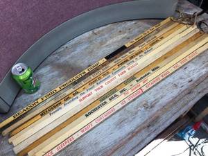 lot 120 image: Group Vintage Advertiser Square Yardsticks