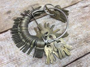 lot 123 image: Group Vintage Brass Master Brand Keys