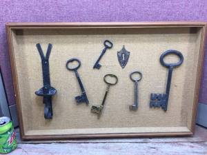 lot 124 image: Antique Key Hanging Display