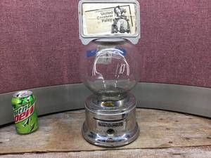 lot 139 image: Vintage Ford Gum & Machine Co. - Gumball Machine