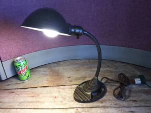 lot 140 image: Vintage Deco - Eagle - Desk Lamp - Works