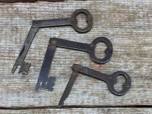 lot 176 image: 3 Old Folding Skeleton Keys - Railroad