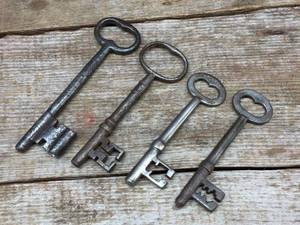 lot 180 image: 4 Antique Keys