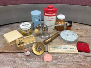 lot 185 image: Very Vintage BathroomPersonal CarePerfume Items