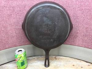 lot 205 image: Vintage Griswold #9 Cast Iron 11 14 Skillet - Nice