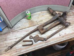 lot 207 image: Antique Vise
