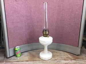 lot 239 image: Antique Aladdin - Lincoln Drape - Alacite Oil Lamp